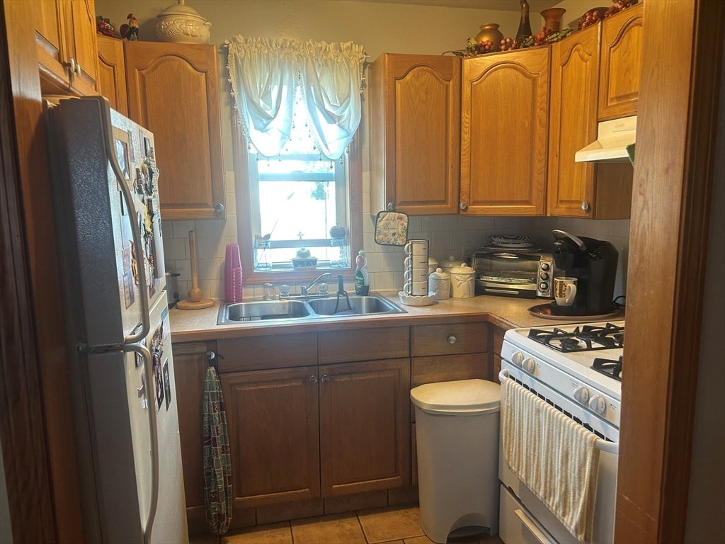 28 Gosnold St, New Bedford, MA, 28 Gosnold St, New Bedford, MA Photo #4