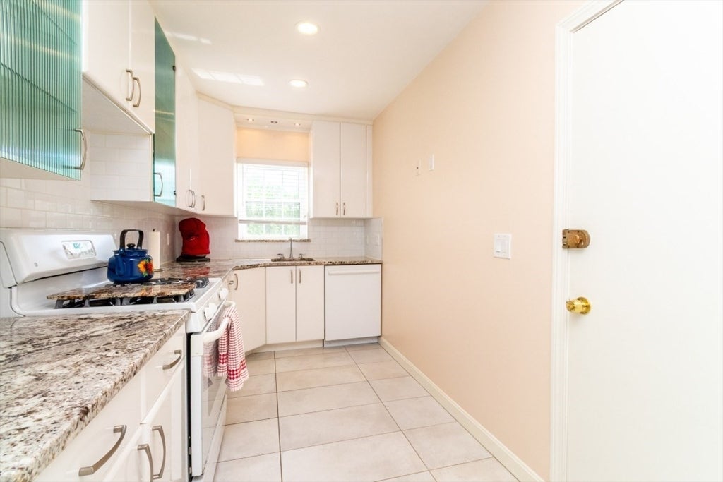 26 Lake Shore Ct 1, Boston MA 02135