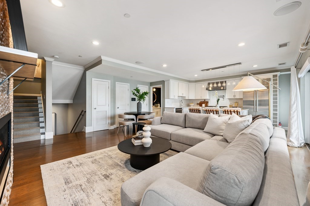 280 W 5th St 201