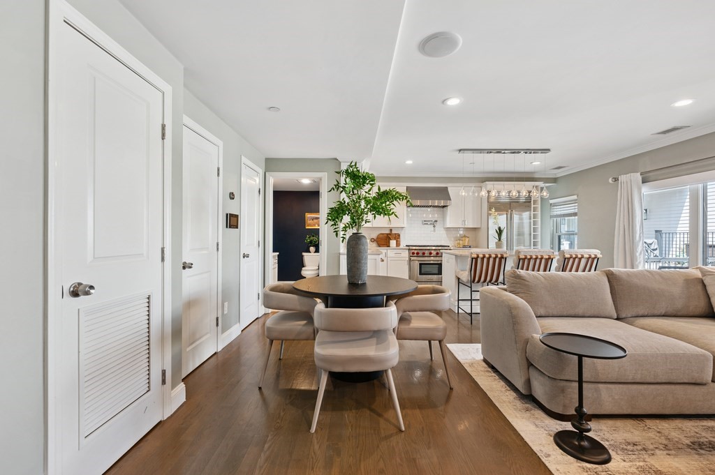 280 W 5th St 201