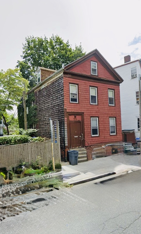 569 East 7th St