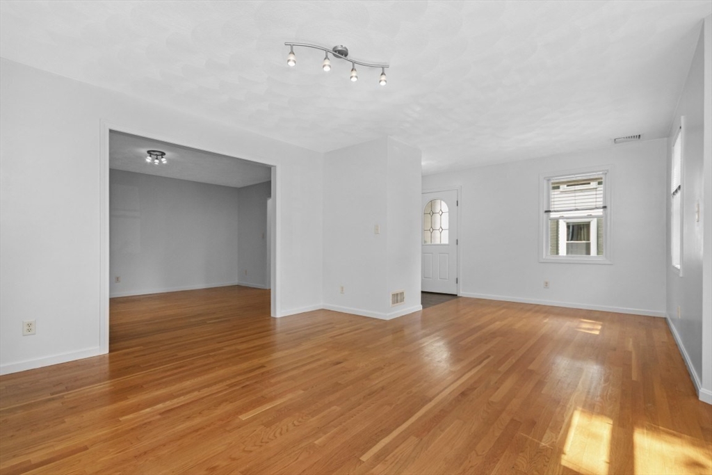 Cambridge, Massachusetts 02139, United States, 4 Bedrooms Bedrooms, ,3 BathroomsBathrooms,Residential,Active,158660