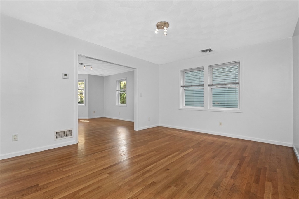 Cambridge, Massachusetts 02139, United States, 4 Bedrooms Bedrooms, ,3 BathroomsBathrooms,Residential,Active,158660