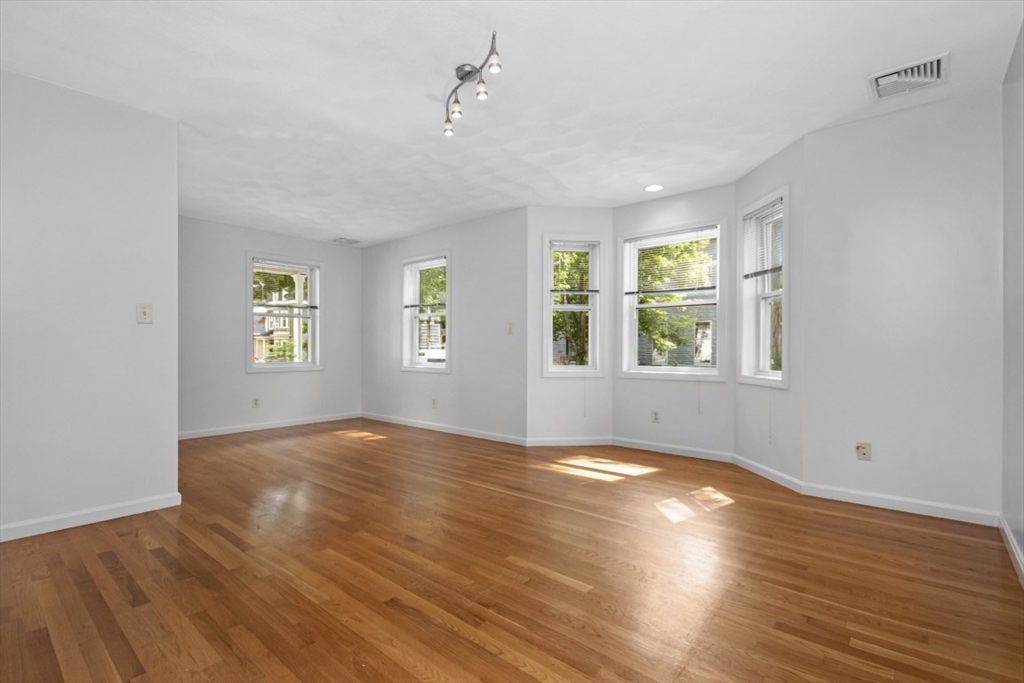 Cambridge, Massachusetts 02139, United States, 4 Bedrooms Bedrooms, ,3 BathroomsBathrooms,Residential,Active,158660