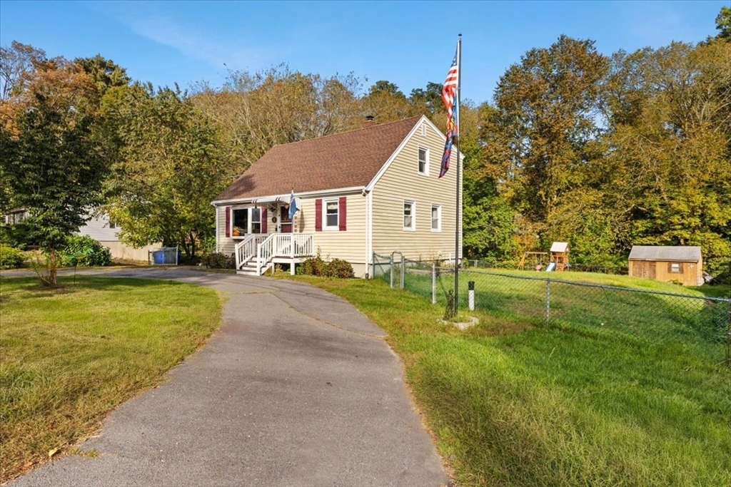 852 Burt St