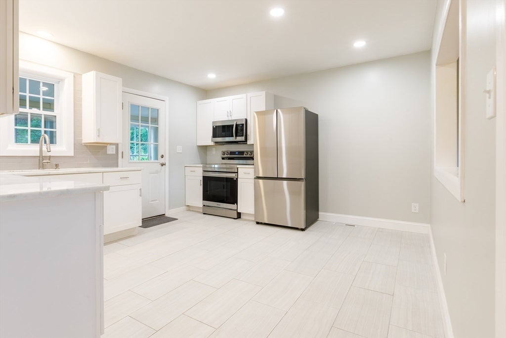 22 Lakeside Ave, Webster, MA, 22 Lakeside Ave, Webster, MA Photo #8