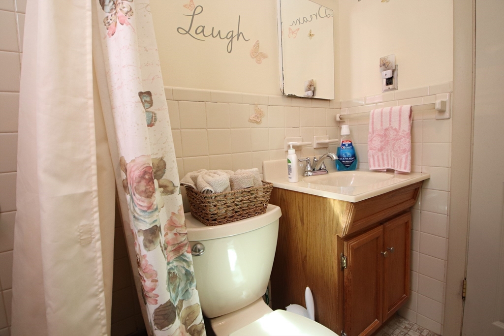 Saugus, Massachusetts 01906, United States, 3 Bedrooms Bedrooms, ,1 BathroomBathrooms,Residential,Active,167838