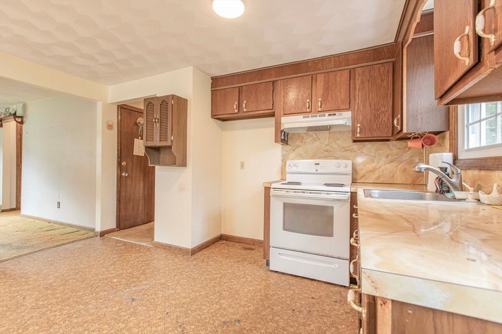 27 Sylvanus Wood Ln, Woburn, MA Photo #11