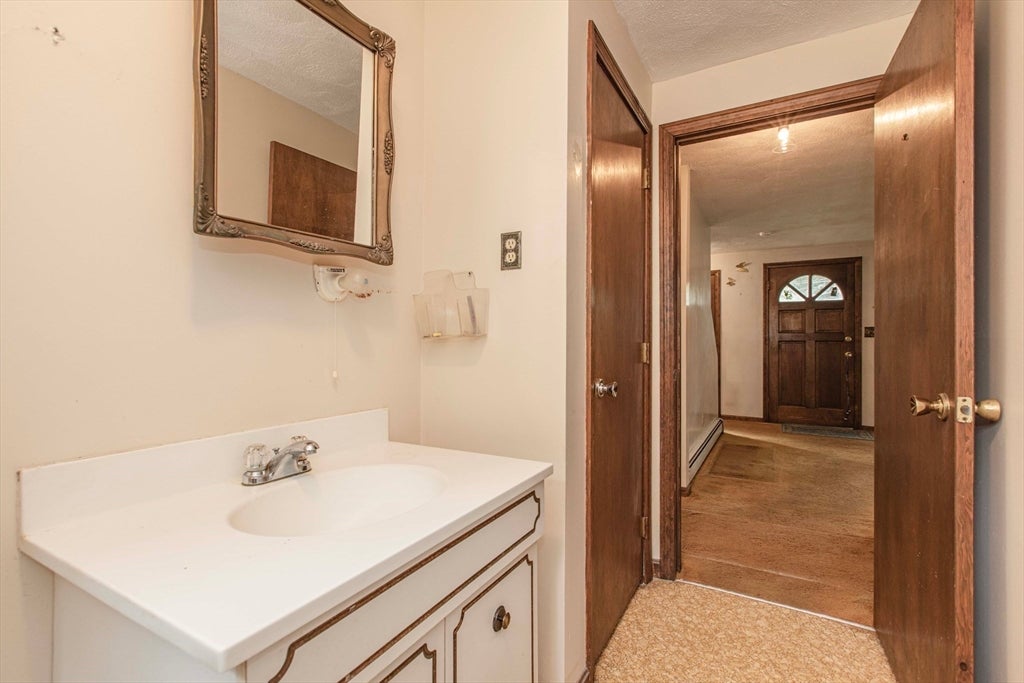 27 Sylvanus Wood Ln, Woburn, MA Photo #14