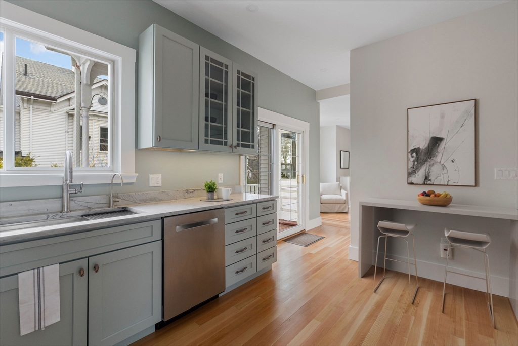 Watertown, Massachusetts 02472, United States, 5 Bedrooms Bedrooms, ,3 BathroomsBathrooms,Residential,Pending,105592