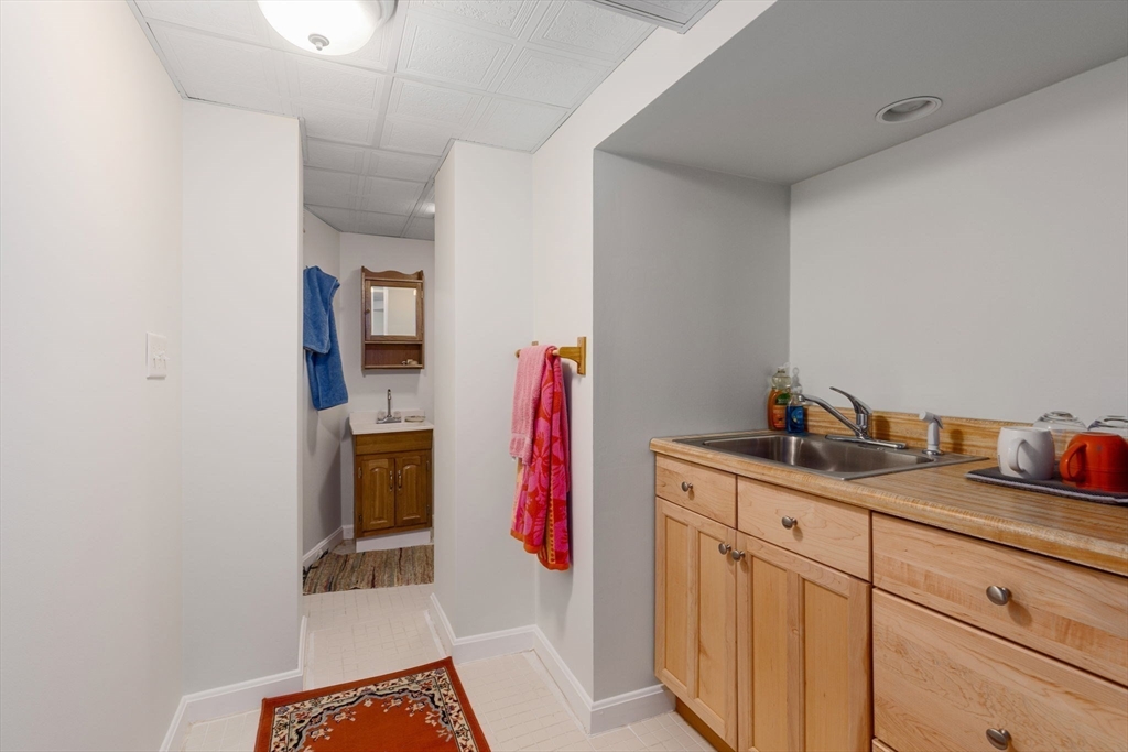 Watertown, Massachusetts 02472, United States, 5 Bedrooms Bedrooms, ,3 BathroomsBathrooms,Residential,Pending,105592