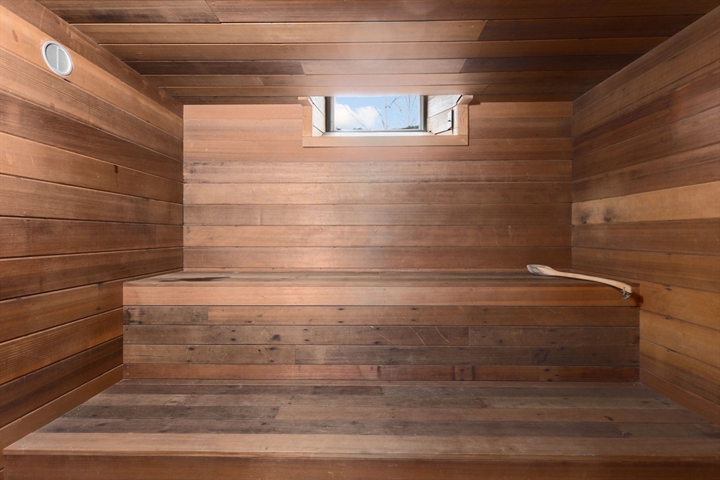 Watertown, Massachusetts 02472, United States, 5 Bedrooms Bedrooms, ,3 BathroomsBathrooms,Residential,Pending,105592