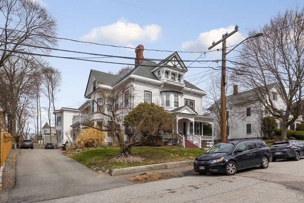 Watertown, Massachusetts 02472, United States, 5 Bedrooms Bedrooms, ,3 BathroomsBathrooms,Residential,Pending,105592