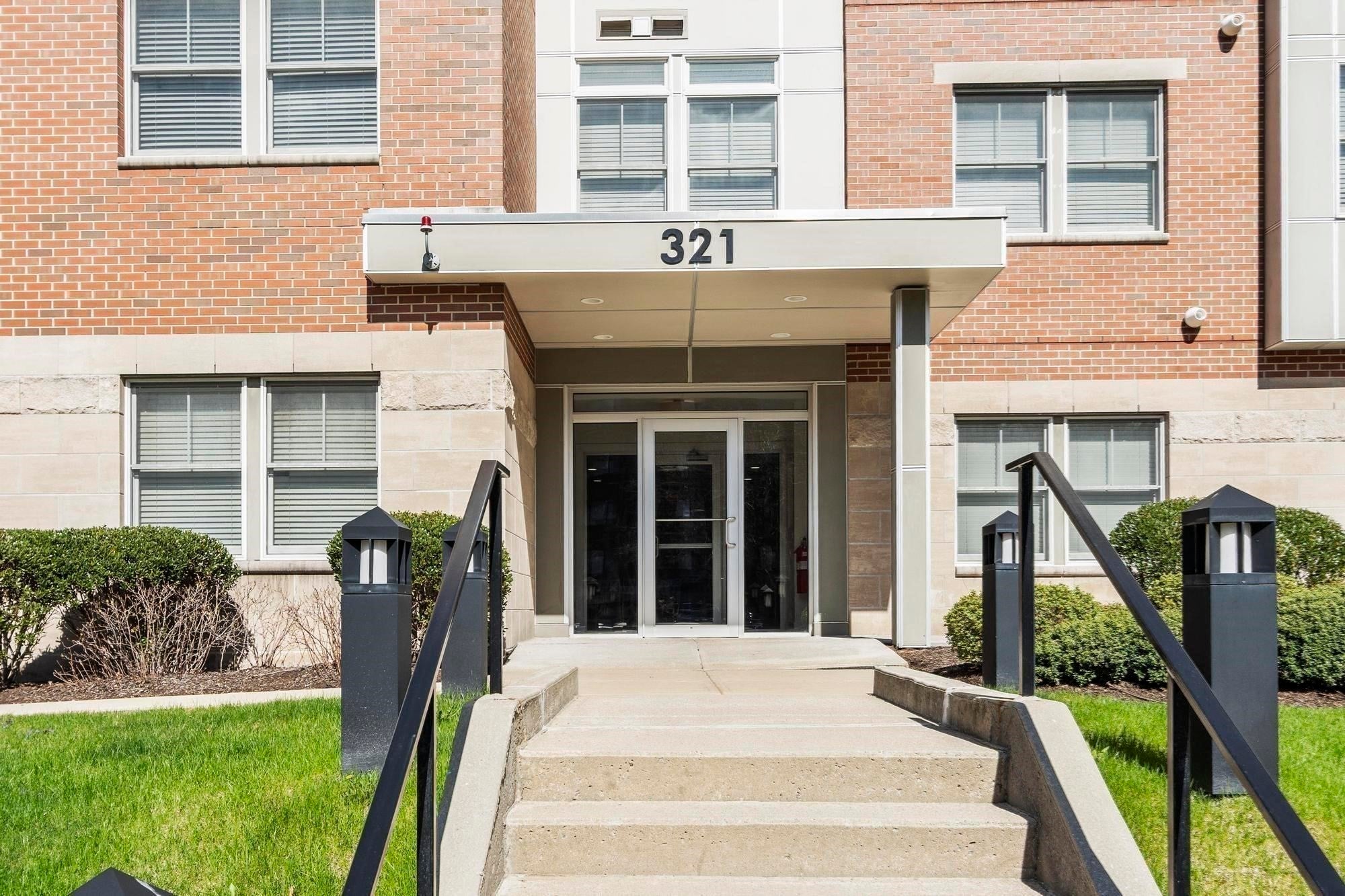 321 Hammond Pond Pkwy 103