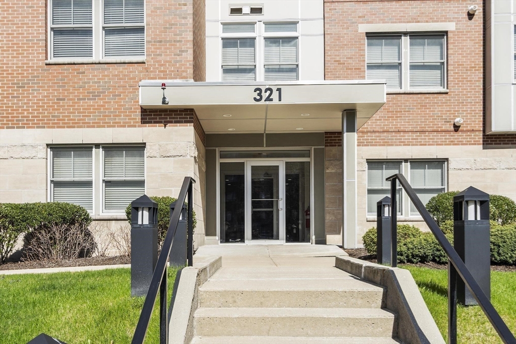 321 Hammond Pond Pkwy 103