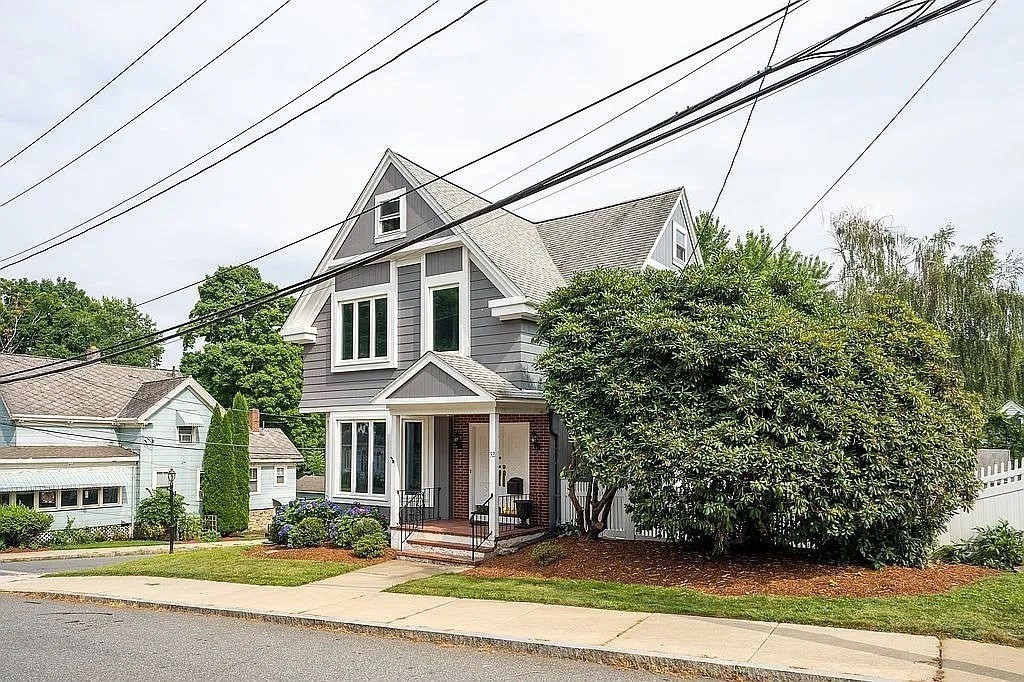 32 Water St