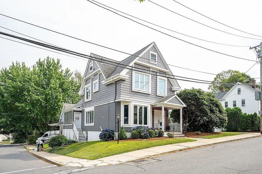 32 Water St