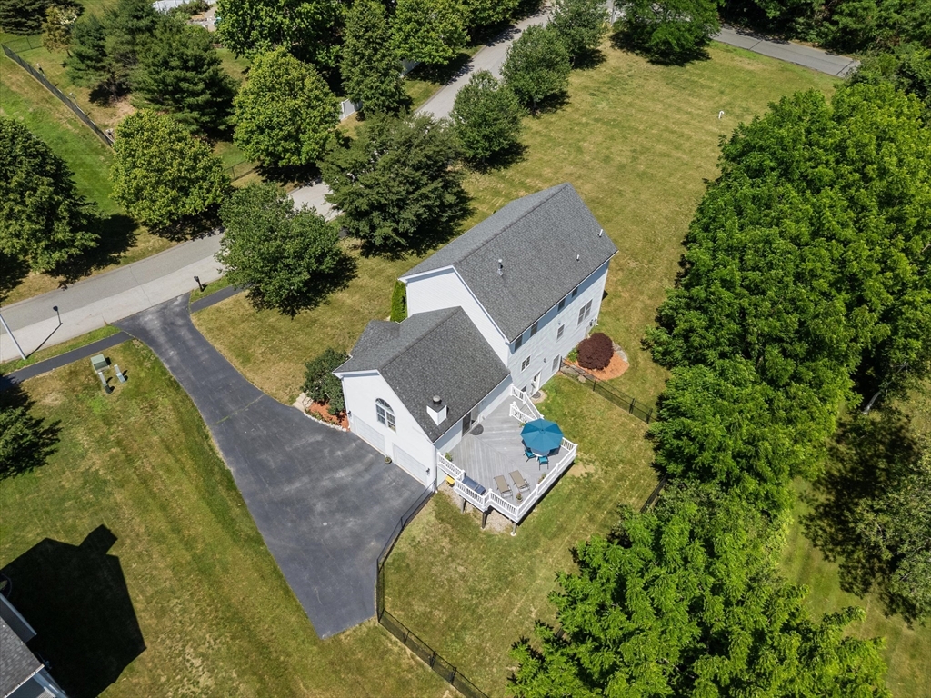 8 Mill River Ln