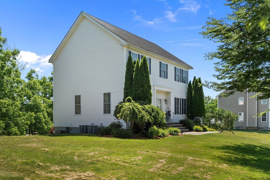 8 Mill River Ln