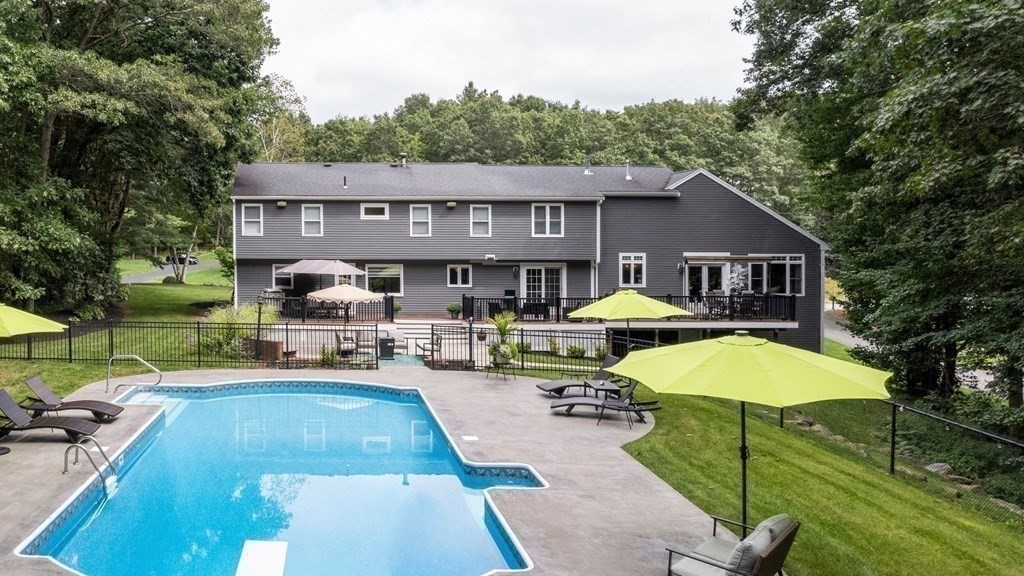 Foxboro, Massachusetts 02035, United States, 4 Bedrooms Bedrooms, ,4 BathroomsBathrooms,Residential,Pending,87826