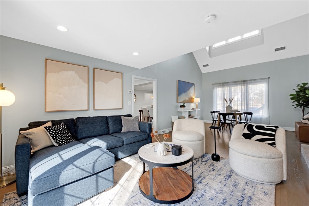 Foxboro, Massachusetts 02035, United States, 4 Bedrooms Bedrooms, ,4 BathroomsBathrooms,Residential,Pending,87826