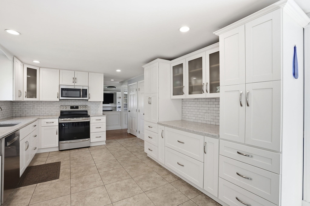 33 Whittier Dr, Scituate, MA Photo #6
