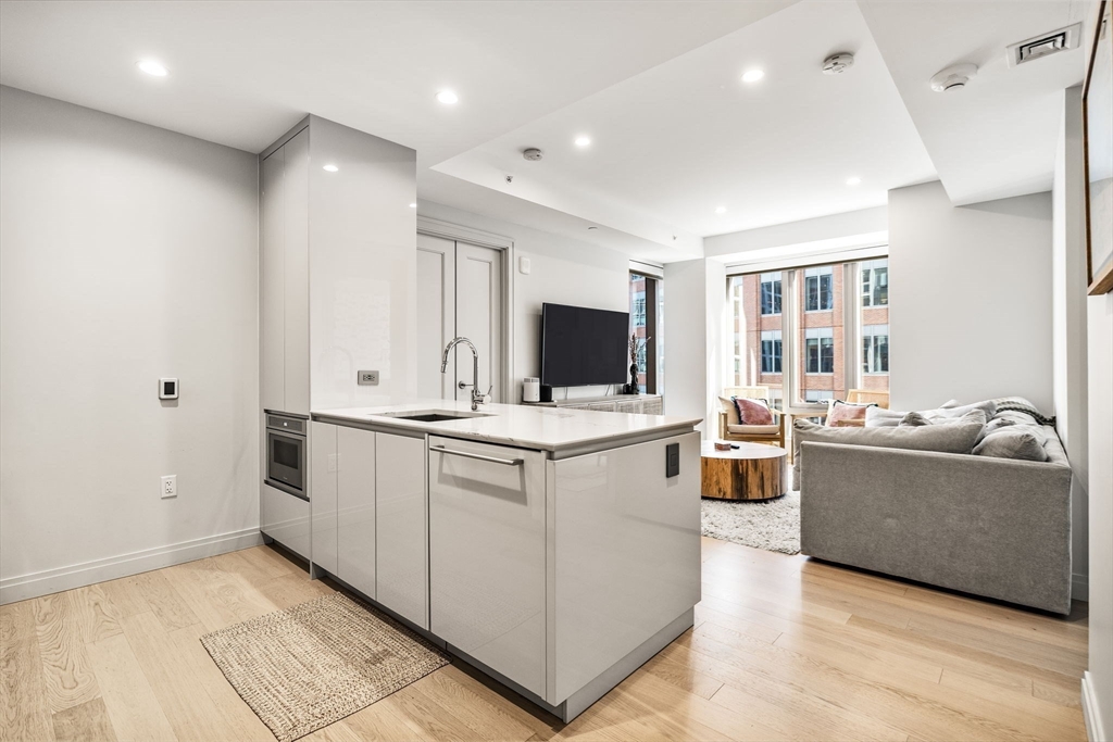 135 Seaport Blvd 906