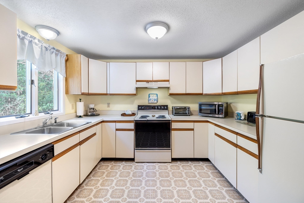 12 Chilmark Dr 12