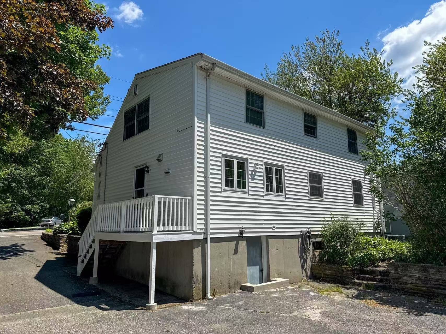 112 Marlboro Rd, Southborough MA 01772
