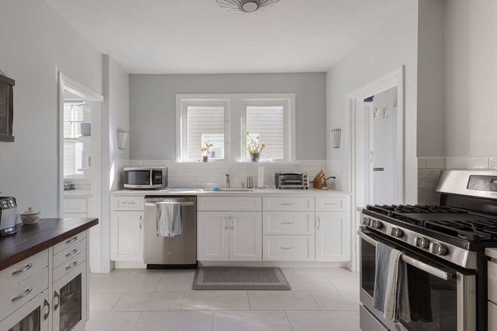 Watertown, Massachusetts 02472, United States, 2 Bedrooms Bedrooms, ,1 BathroomBathrooms,Residential,Active,224100