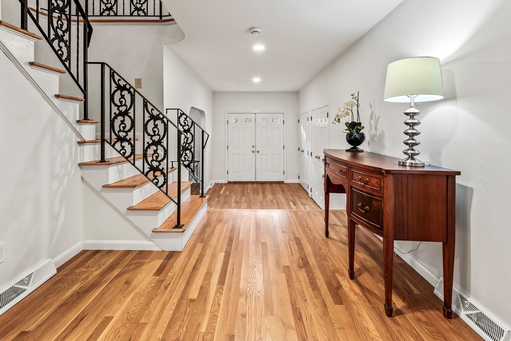 Framingham, Massachusetts 01702, United States, 4 Bedrooms Bedrooms, ,3 BathroomsBathrooms,Residential,Active,243719