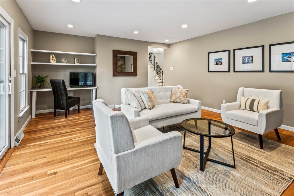 Framingham, Massachusetts 01702, United States, 4 Bedrooms Bedrooms, ,3 BathroomsBathrooms,Residential,Active,243719