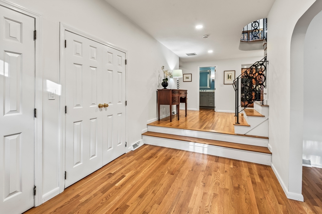 Framingham, Massachusetts 01702, United States, 4 Bedrooms Bedrooms, ,3 BathroomsBathrooms,Residential,Active,243719