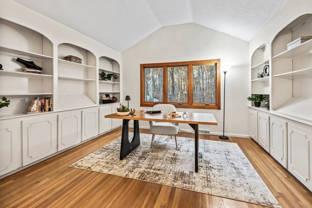 Framingham, Massachusetts 01702, United States, 4 Bedrooms Bedrooms, ,3 BathroomsBathrooms,Residential,Active,243719