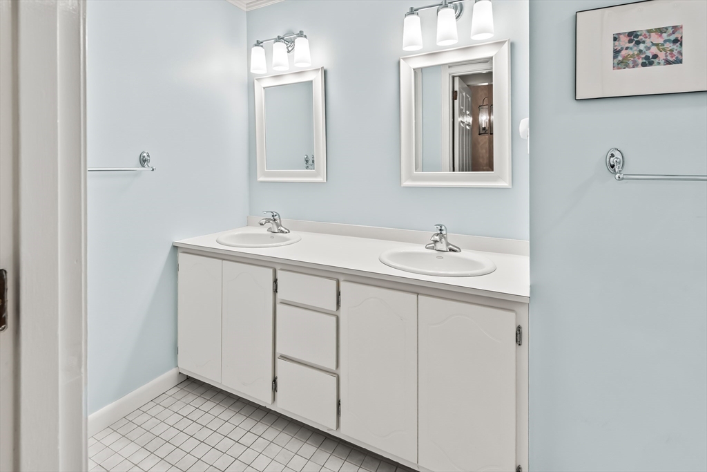 Framingham, Massachusetts 01702, United States, 4 Bedrooms Bedrooms, ,3 BathroomsBathrooms,Residential,Active,243719