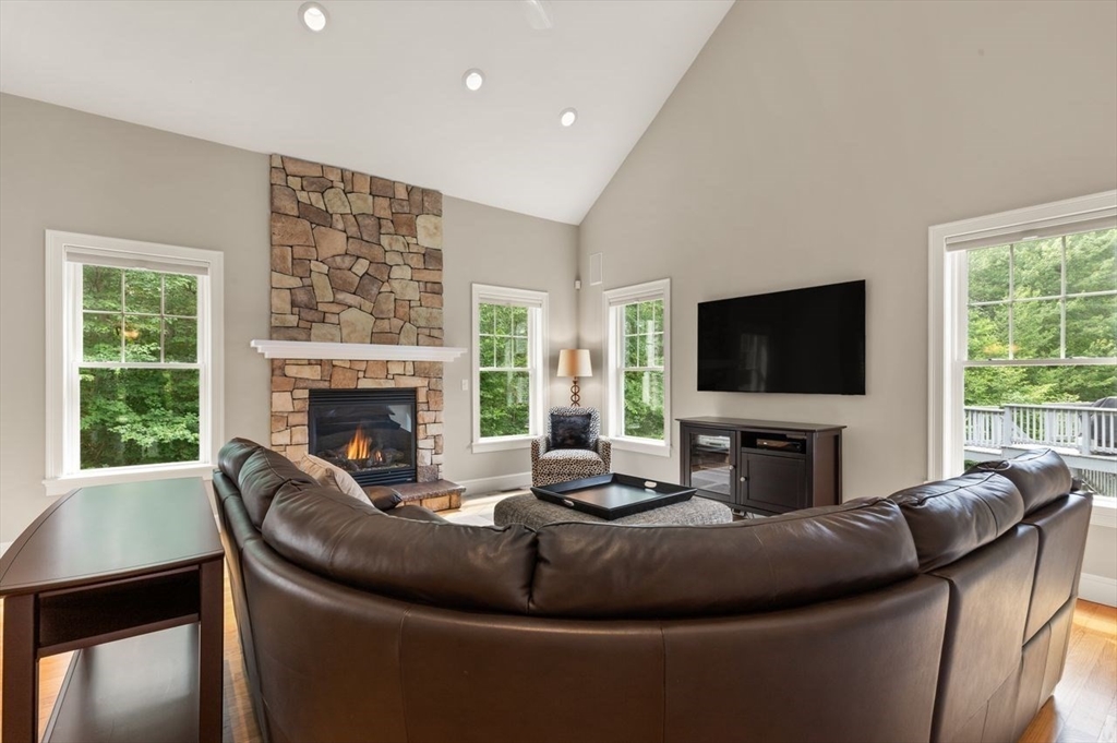 43 Winterberry Ln