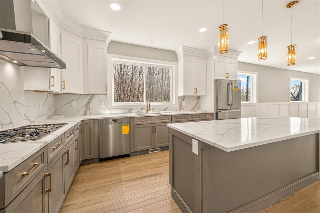 10 Falcon Dr
