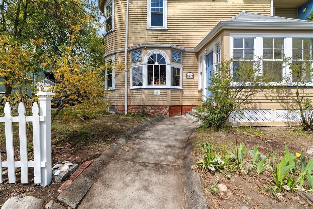 10 Oak Bluff St