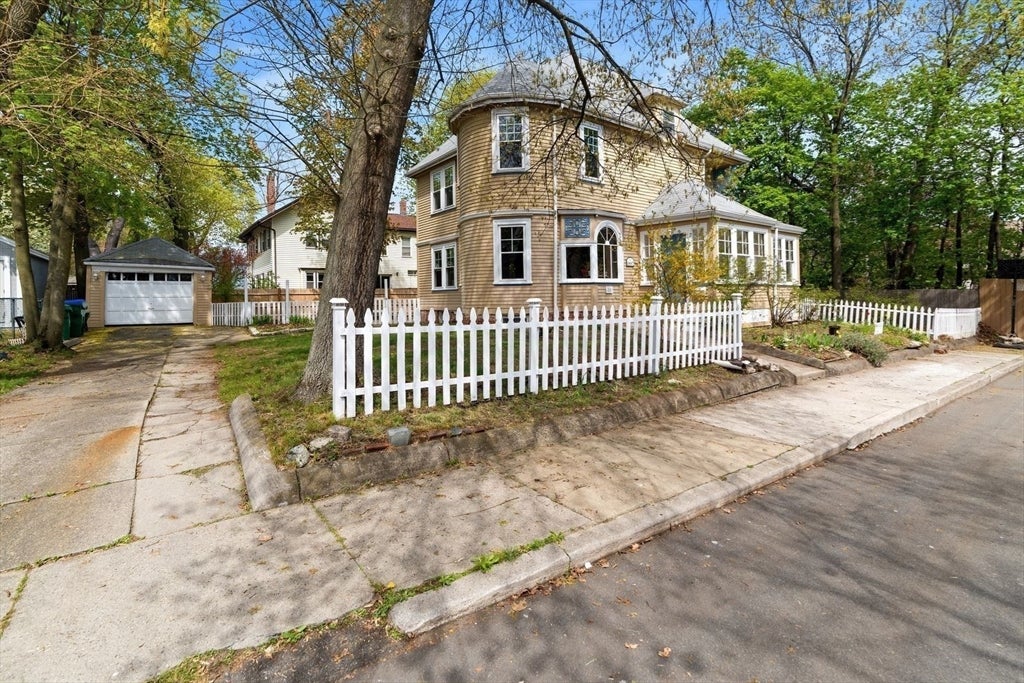 10 Oak Bluff St