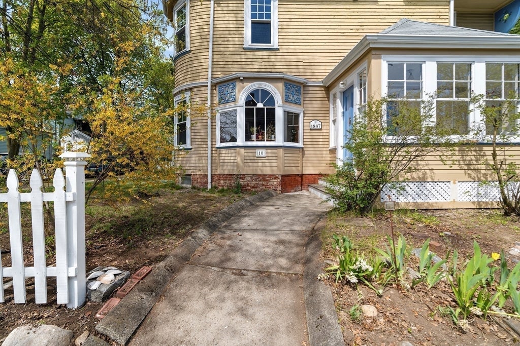 10 Oak Bluff St