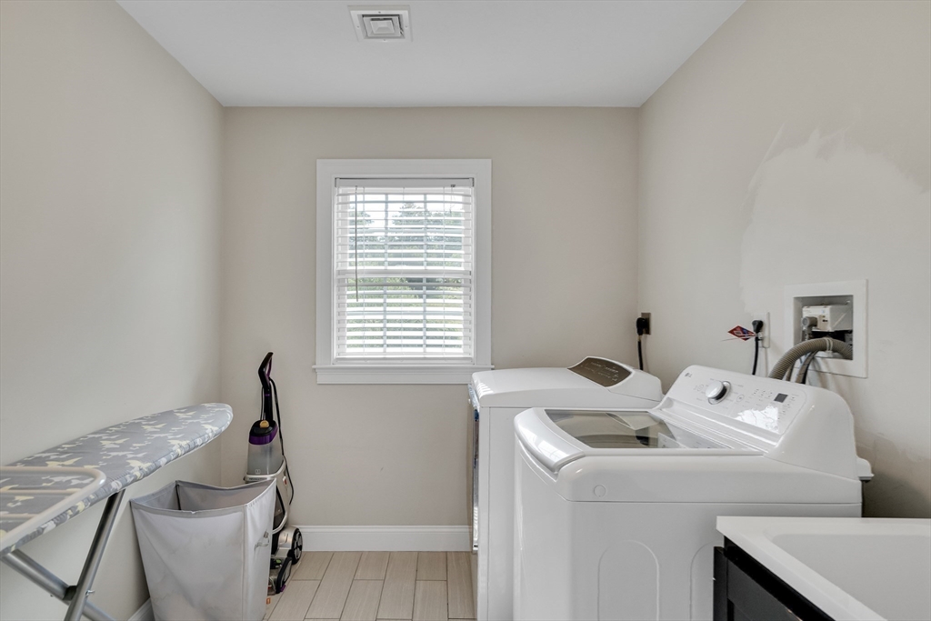 Millis, Massachusetts 02054, United States, 4 Bedrooms Bedrooms, ,4 BathroomsBathrooms,Residential,Active,83301