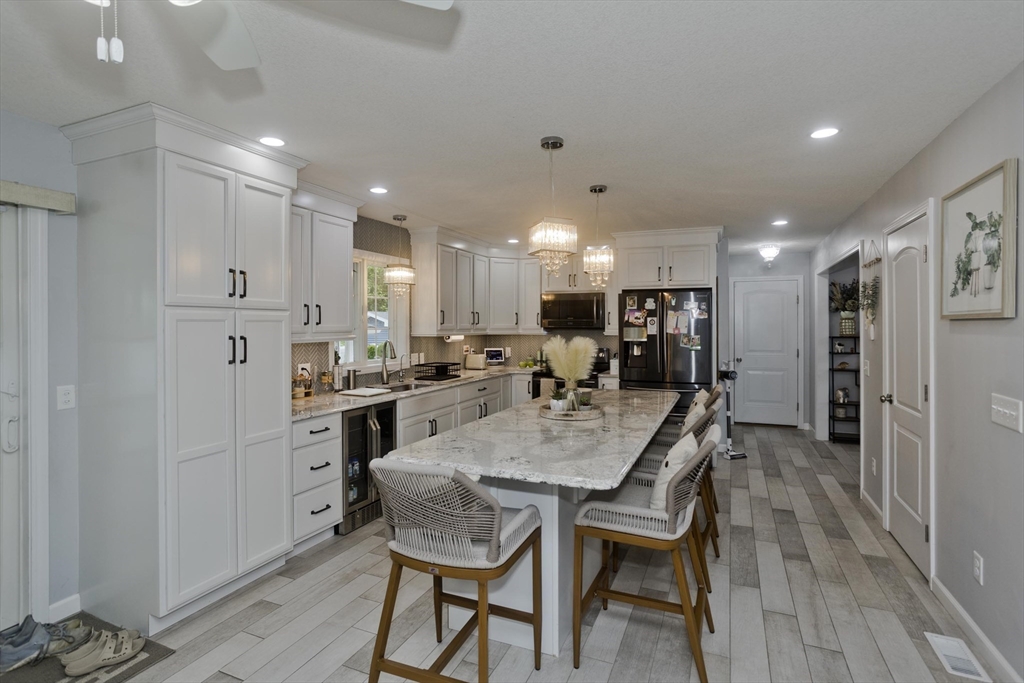 Springfield, Massachusetts 01104, United States, 4 Bedrooms Bedrooms, ,3 BathroomsBathrooms,Residential,Active,153634