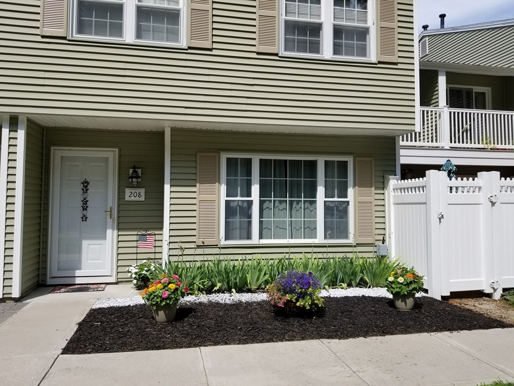 208 Edgebrook Dr 208