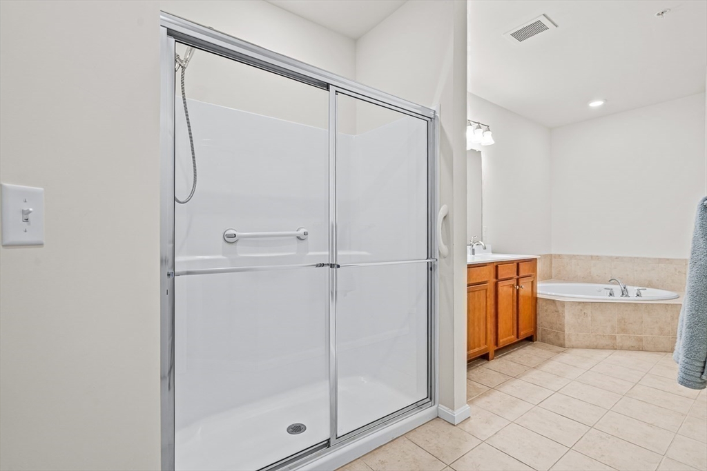 Natick, Massachusetts 01760, United States, 2 Bedrooms Bedrooms, ,2 BathroomsBathrooms,Residential,Active,2103