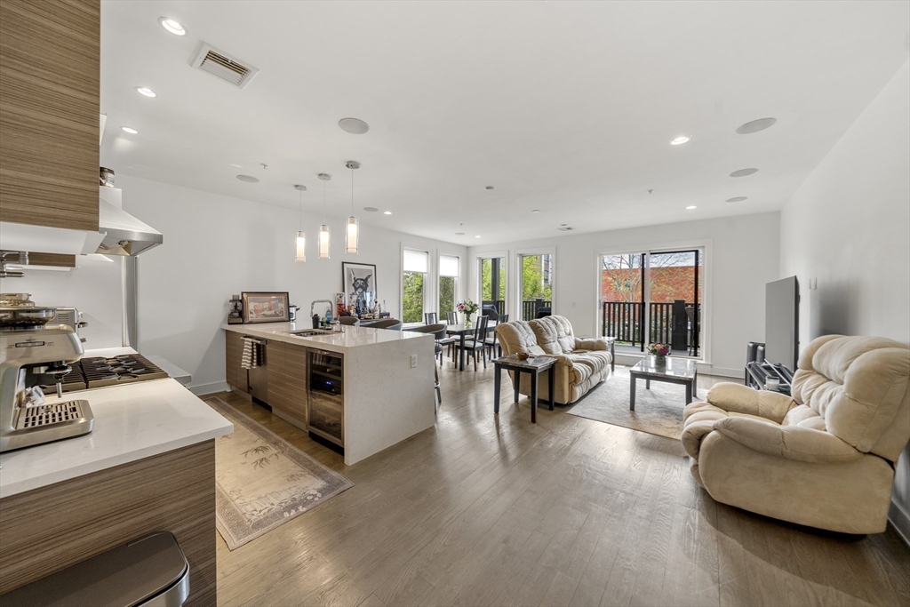 48 Gold St 102