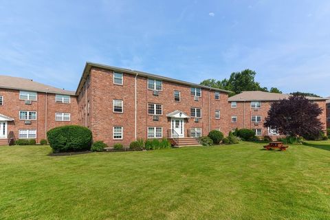 Photo of 4 Colonial Village Dr #9, Arlington, MA 02474 (MLS # 73519396)