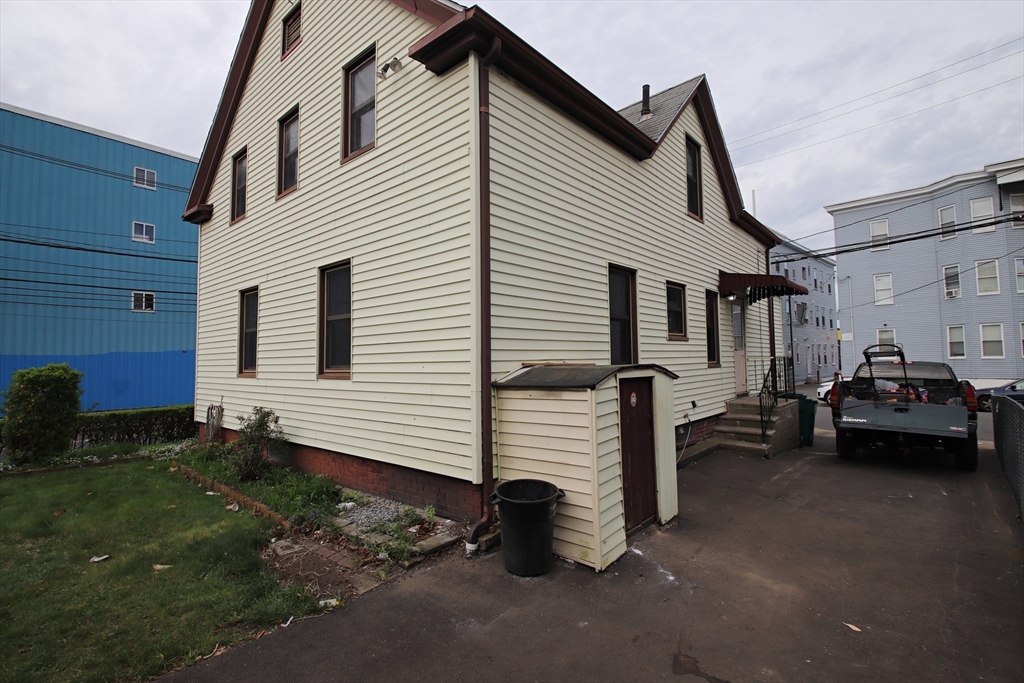 Lynn, Massachusetts 01905, United States, 3 Bedrooms Bedrooms, ,2 BathroomsBathrooms,Residential,Pending,121200