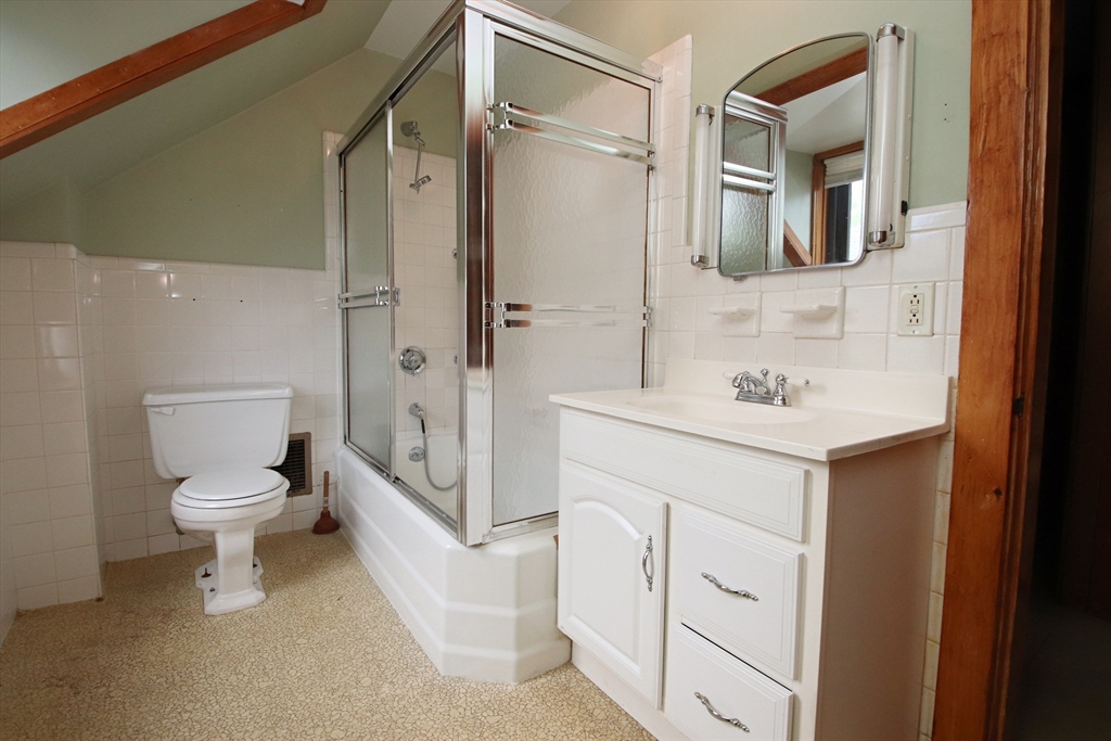 Lynn, Massachusetts 01905, United States, 3 Bedrooms Bedrooms, ,2 BathroomsBathrooms,Residential,Pending,121200