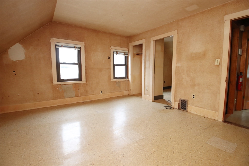 Lynn, Massachusetts 01905, United States, 3 Bedrooms Bedrooms, ,2 BathroomsBathrooms,Residential,Pending,121200