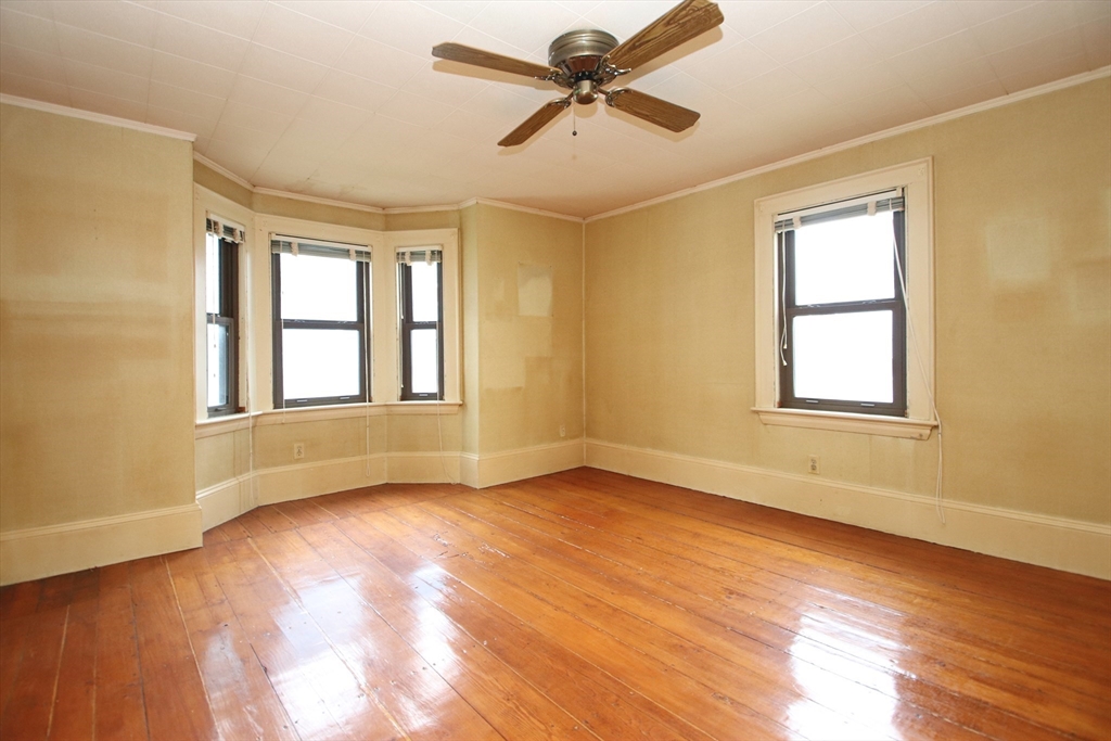 Lynn, Massachusetts 01905, United States, 3 Bedrooms Bedrooms, ,2 BathroomsBathrooms,Residential,Pending,121200